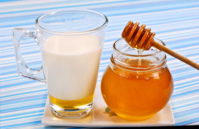Sữa và mật ong sẽ giúp da bạn thêm mịn màng, sáng bóng. Trộn đều hai nguyên liệu trên với gel nha đam, đắp lên mặt cho đến khi hỗn hợp khô hẳn và rửa sạch, bạn sẽ nhận thấy da mặt trắng sáng rõ rệt.