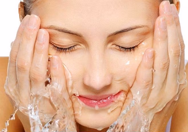 Bạn nên rửa mặt bằng nước ấm sau khi dùng máy tính. Bạn nên rửa mặt bằng nước ấm sau khi dùng máy tính.