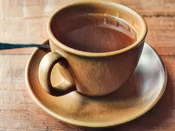 Chất tanin thiết yếu trong trà có thể ngăn mồ hôi trong lòng bàn tay và giữ cho chúng khô. Lấy 5 chén trà đen và đổ chúng trong 1 lít nước nóng. Tháo túi và đổ nước vào bát để nguội. Ngâm tay của bạn trong 15 đến 20 phút rồi lau khô.