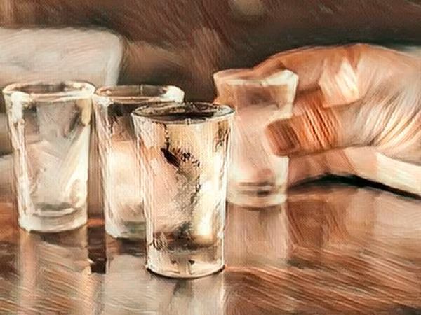 Lau tay thường xuyên bằng khăn lau có chứa cồn có thể giúp thu hẹp các lỗ chân lông. Lau sạch lòng bàn tay của bạn bằng một quả bóng bông được ngâm trong rượu sẽ giúp kiểm soát mồ hôi tay.