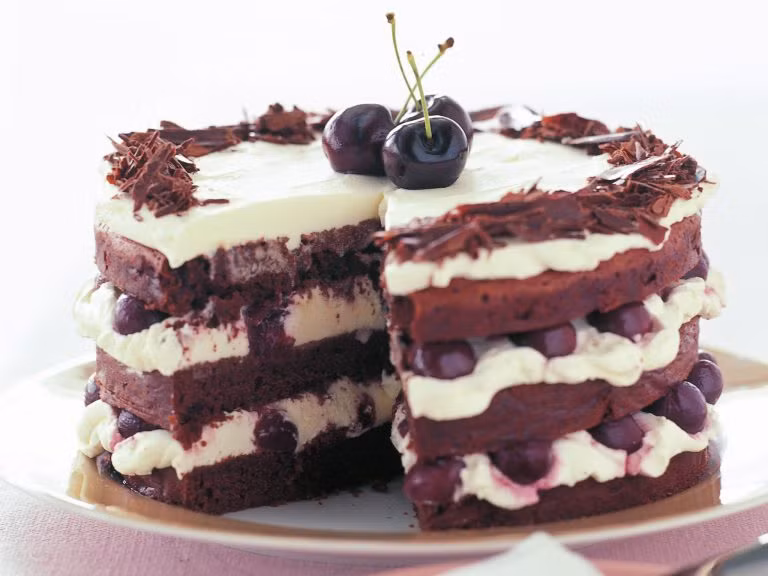 Bánh kem cherry của Đức gồm các thành phần quen thuộc như socola, cherry và lớp kem béo ngậy.