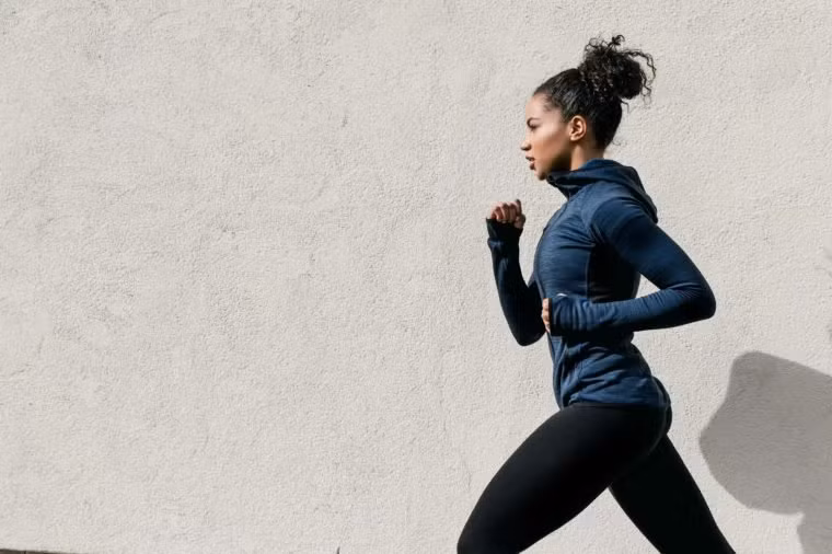 Nhão cơ: Khi uống nước detox hoa quả quá nhiều, ta thường kiêng ăn thịt, gây ra tình trạng thiếu hụt protein. Một khi cơ thể thiếu protein, nó sẽ lấy protein từ các cơ bắp và khiến cơ bắp bạn trở nên yếu hơn.