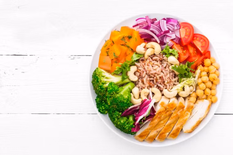 Khi sử dụng nước detox hoa quả quá nhiều mà quên đi các thực phẩm dinh dưỡng khác, lượng calo nạp vào cơ thể sẽ bị gián đoạn. Điều này sẽ làm ảnh hưởng tới khả năng bài tiết hormone của cơ thể, gây mất cân bằng nội tiết. Ảnh: Shutterstock.