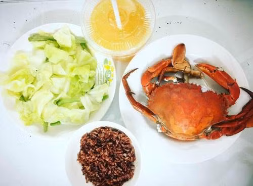 Bữa tối: Thực đơn cho bữa tối của Hoa Hậu Hoàn Vũ 2015 gồm bắp cải luộc, cua, gạo lức, nước cam vắt không đường không đá. Người đẹp chia sẻ, chính nhờ chế độ ăn kiêng nghiêm khắc nên da dẻ cô cũng được cải thiện từng ngày, da sáng mịn. Bữa tối: Thực đơn cho bữa tối của Hoa Hậu Hoàn Vũ 2015 gồm bắp cải luộc, cua, gạo lức, nước cam vắt không đường không đá. Người đẹp chia sẻ, chính nhờ chế độ ăn kiêng nghiêm khắc nên da dẻ cô cũng được cải thiện từng ngày, da sáng mịn.