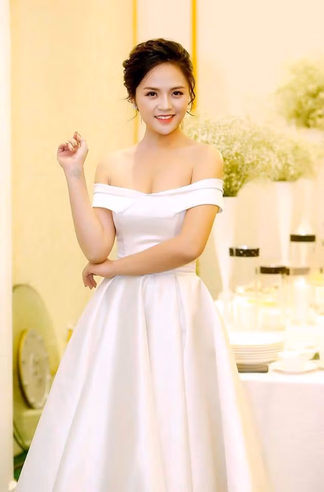 Tuy nhiên, gu ăn mặc ngoài đời thường của diễn viên Thu Quỳnh lại có phần nữ tính và kín đáo.