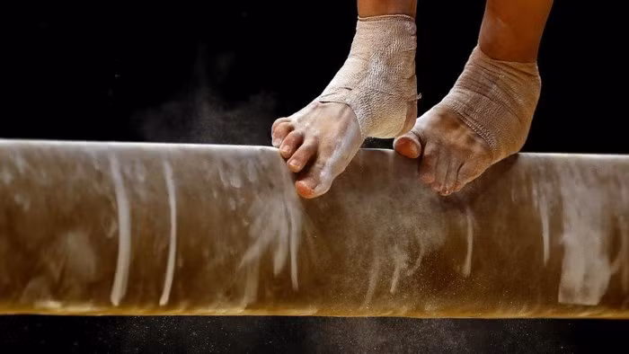 Cải thiện sự cân bằng của bạn: Sử dụng các thiết bị tập thể dục khác nhau để tập thể dục. Đi bộ trên bất kỳ bề mặt không ổn định như cát, sỏi cũng rất hữu ích. Cân bằng kết nối não, hệ thống thần kinh và cơ bắp để tạo sự phối hợp tốt hơn và cải thiện tư thế của bạn.