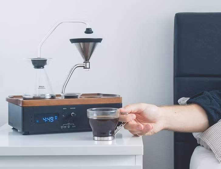 Chiếc máy báo thức này cho phép bạn uống một tách cà phê buổi sáng mà không cần rời khỏi giường.