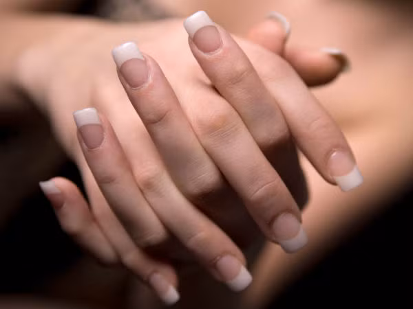 Lớp móng tay vàng ố, xỉn màu sẽ dễ dàng được tẩy sạch, mang lại vẻ trắng hồng, khỏe mạnh nhờ những mẹo nhỏ dưới đây.