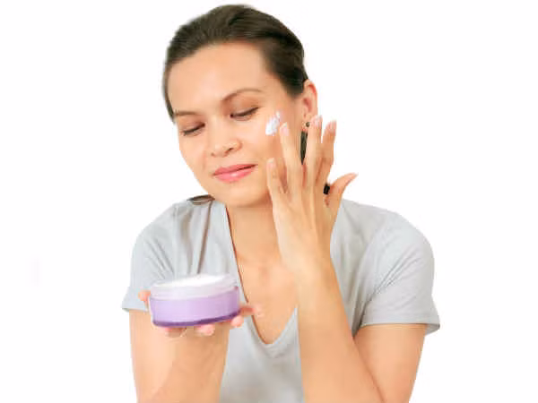 Cung cấp nước cho da: Các loại kem dưỡng da ban đêm chứa chất chiết xuất từ thực vật có nguồn gốc sinh học giúp tái tạo độ ẩm của da.
