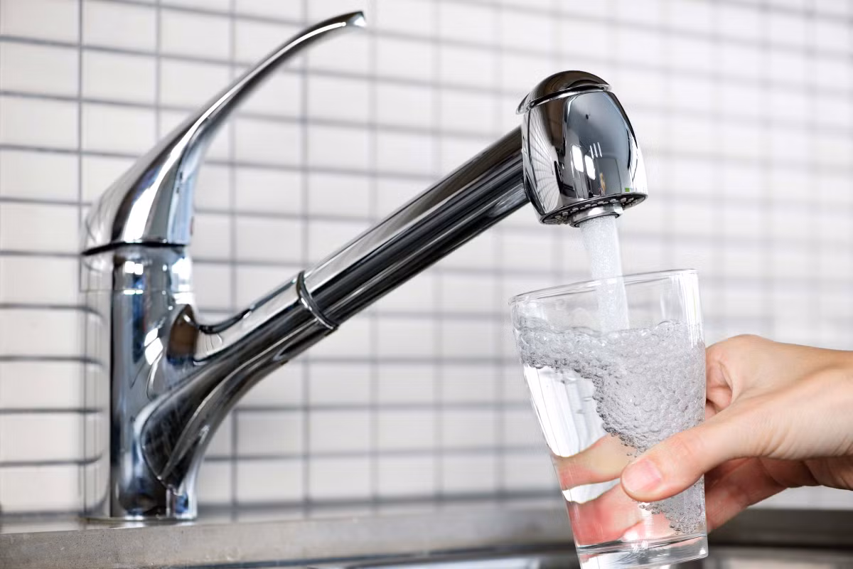 Uống đủ nước rất tốt cho sức khỏe nhưng nếu nhiều quá cũng không hề có lợi. Sau đây là những dấu hiệu khi bạn uống quá nhiều nước.