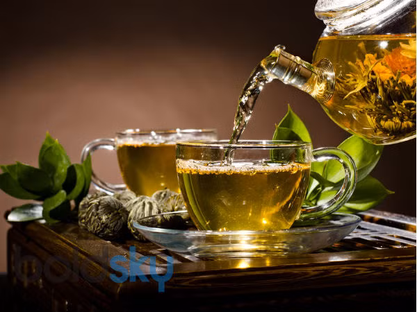 Trà xanh chứa catechins, một nhóm các chất chống oxy hoá làm cho nó trở thành một loại thực phẩm chống viêm rất mạnh, giúp ngăn ngừa sự phát triển và phát triển các khối u da.