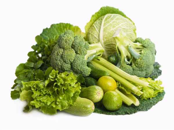 Những loại rau có lá màu xanh đậm như rau chân vịt, rau dền, rau xà lách, cải xoăn, cần tây, cải chíp… là nguồn thực phẩm giàu chất chống oxy hóa và chất xơ, giúp giảm viêm nhiễm trong cơ thể.