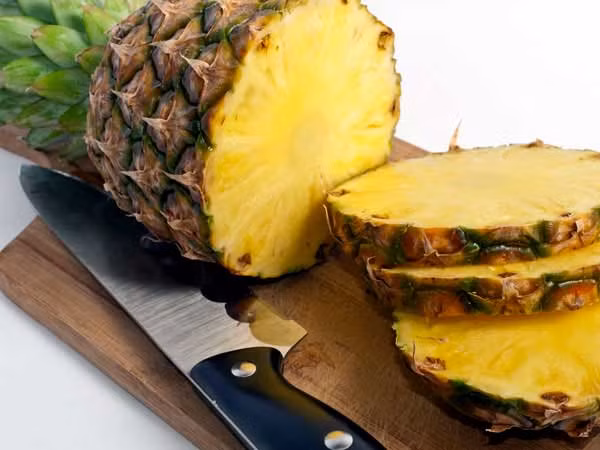 Dứa chứa bromelain, một enzyme tiêu hóa làm giảm sưng và viêm. Nó thúc đẩy việc chữa lành vết thương, làm giảm sự tiêu hóa, giảm đau cơ, khớp và giảm hen suyễn.