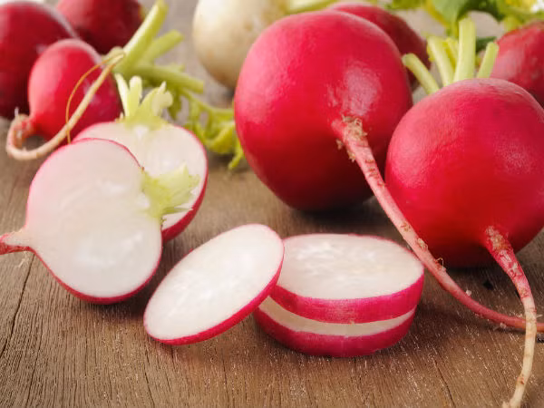Dưỡng ẩm da: Củ cải đường nuôi dưỡng làn da vì chúng có hàm lượng nước cao. Hơn nữa, củ cải cũng giúp ngăn ngừa da khô và bong tróc bằng cách giữ cho cơ thể luôn ngậm nước. Bạn có thể uốn nước củ cải hàng ngày để giữ làn da căng mọng.