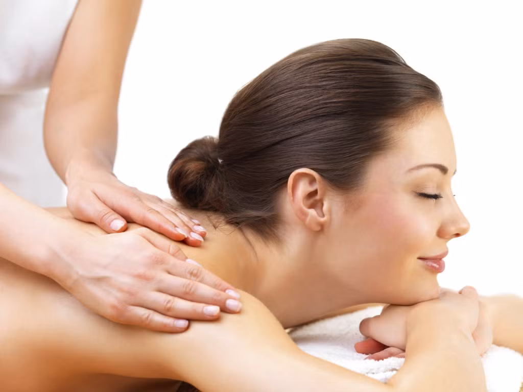 Trị mụn ở lưng bằng muối. Bạn có thể ngâm trong mình trong bồn tắm có pha muối hạt trong 20-30 phút.