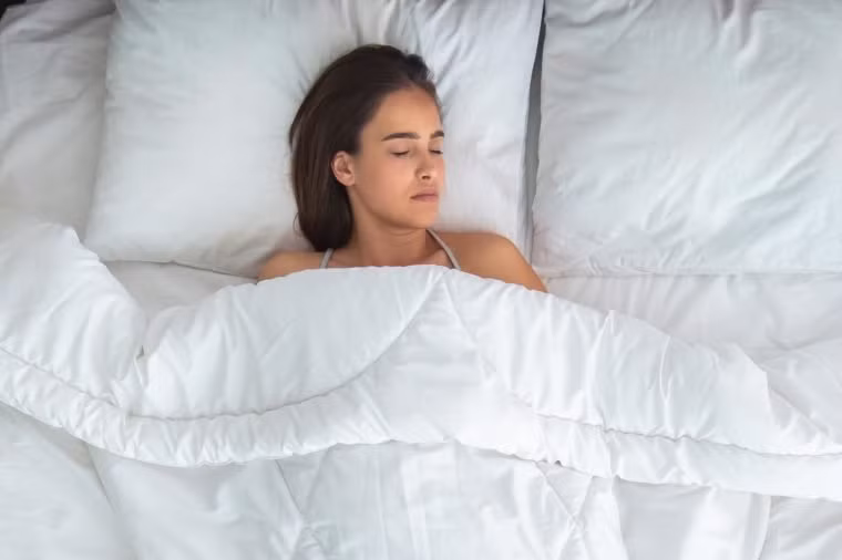 Bạn không quan tâm đến nó: Để kéo dài tuổi thọ của nệm, bạn có thể lật hoặc xoay nó vài lần trong một năm. Cách này sẽ giúp giường sụt lún xuống đồng đều.