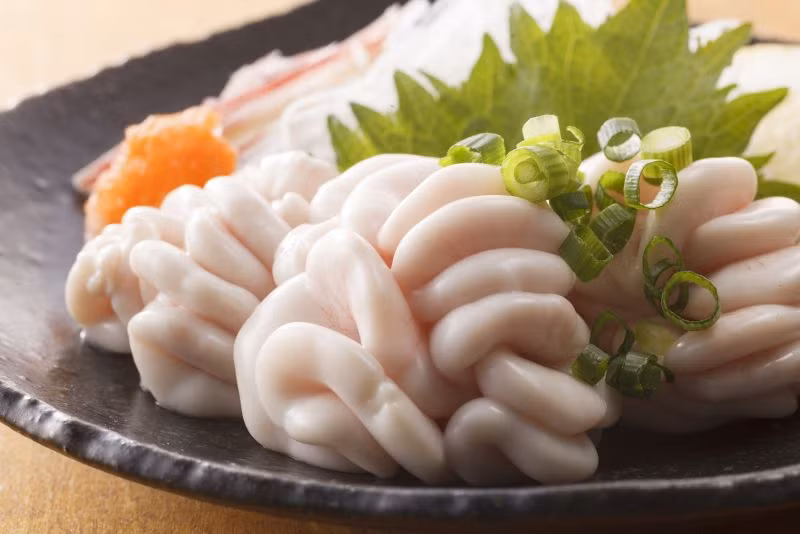 Đến Nhật, bạn còn cơ hội thưởng thức món shirako làm từ tinh trùng cá. Đây là món ăn khá kỳ lạ, được nhận xét là mềm và hơi mặn.