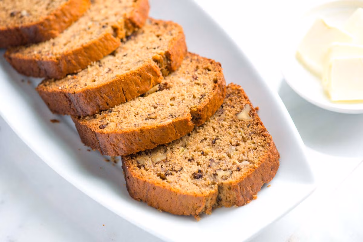 Bánh mì chuối được làm từ chuối nghiền, là một món ăn ngọt lành mạnh.