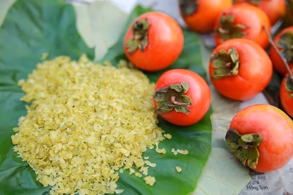 Khi kết hợp hồng đỏ cùng với cốm xanh càng tạo ra một món ăn chơi nhưng tinh tế mang nét đặc trưng riêng của người Hà Nội.