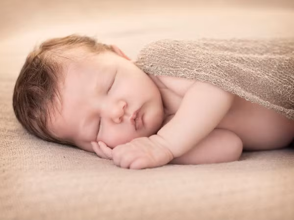 Các chuyên gia y tế đồng ý rằng ngủ trên giường không dùng gối là điều tự nhiên tốt cho cơ thể. Một số chuyên gia tiết lộ rằng nó cải thiện chất lượng giấc ngủ và làm cho cơ thể bạn thoải mái. Ngủ không gối sẽ làm cho xương sống và xương cổ vững chắc hơn.