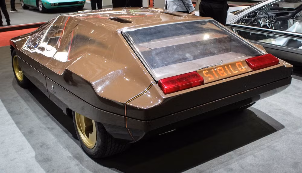 Lancia Bertone Sibilo sản xuất bởi công ty ôtô Italy Bertone, từng ra mắt tại Geneva Motor Show 1978. Xe được trang bị động cơ 6 xi lanh, mang vẻ ngoài sắc nét, thiết kế khí động học, cửa sổ bằng nhựa hợp nhất với thân xe, tạo thành cấu trúc đồng nhất, chắc chắn.