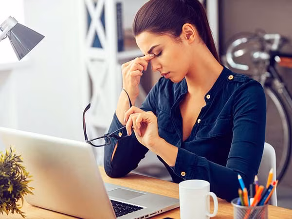Đường có thể ảnh hưởng đến các hoạt động dẫn truyền thần kinh trong não. Vì thế khi ăn quá nhiều đường, não bạn có thể như rơi vào trạng thái mù mịt, đau đầu, trí não kém linh hoạt.