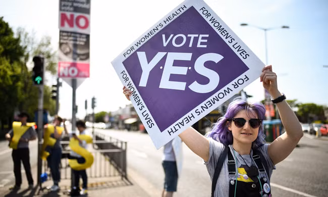 Đa số người dân Ireland đồng ý hủy bỏ luật cấm phá thai. Ảnh: theguardian.com
