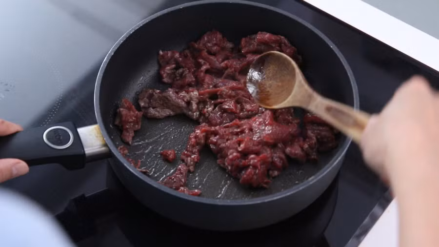Xào thịt bò không bị dai: Khi xào thịt bò muốn cho thịt mềm, sau khi ướp thịt xong, bạn hãy cho 2-3 muỗng cà phê dầu ăn vào trộn đều ướp cùng, để khoảng 10 - 15 phút. Lúc xào thịt hãy để lửa to đảo nhanh tay. Xào xong cho thịt ra khỏi chảo ngay. Món thịt bò xào sẽ rất mềm, vị đậm đà mà lại không dai.