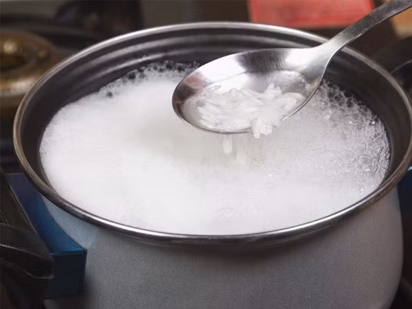 Nấu cháo ngon: Khi nấu cháo, các bạn nên ngâm gạo trước 1 tiếng sau đó đãi sạch, cho thêm một nắm nhỏ gạo nếp vào đun cùng. Đến khi cháo bắt đầu sôi, bạn cho vào nồi một thìa dầu ăn để tránh cháo bị trào ra ngoài đồng thời làm tăng hương vị của món ăn.