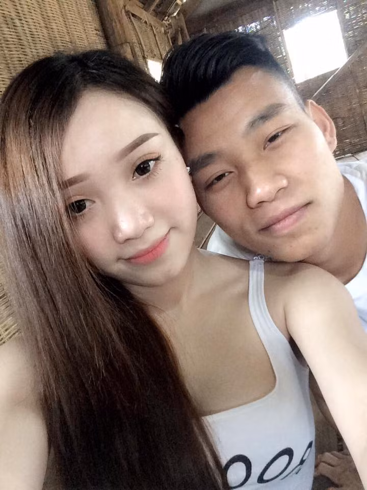Theo tìm hiểu, bạn gái cầu thủ Văn Thanh tên thật là Phùng Thị Bảo Trân, sinh năm 1995.