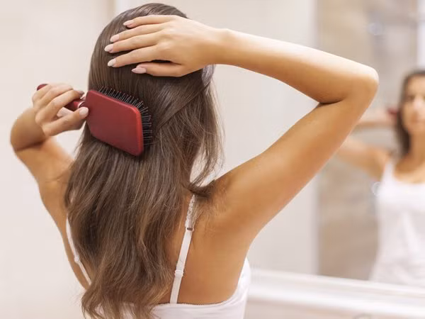 Hãy nhớ chải tóc trước khi đi ngủ để giúp làm giảm sự rụng tóc và kích thích dòng máu chảy vào da đầu của bạn. Hãy cố gắng chải tóc nhẹ nhàng trong 3-5 phút để tuần hoàn máu tốt trong da đầu.