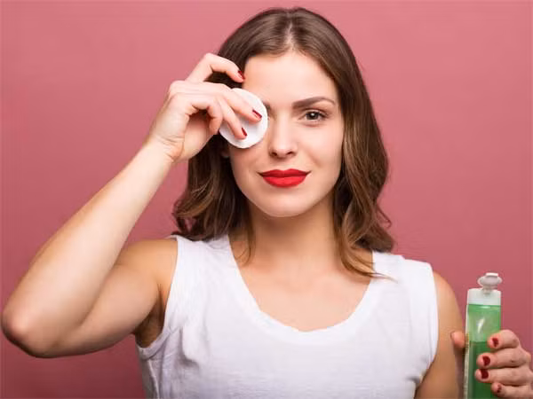 Tẩy trang là bước chăm sóc da ban đêm đầu tiên bạn cần thực hiện. Nhẹ nhàng tẩy các lớp trang điểm trên khuôn mặt bằng loại nước tẩy trang không chứa cồn.