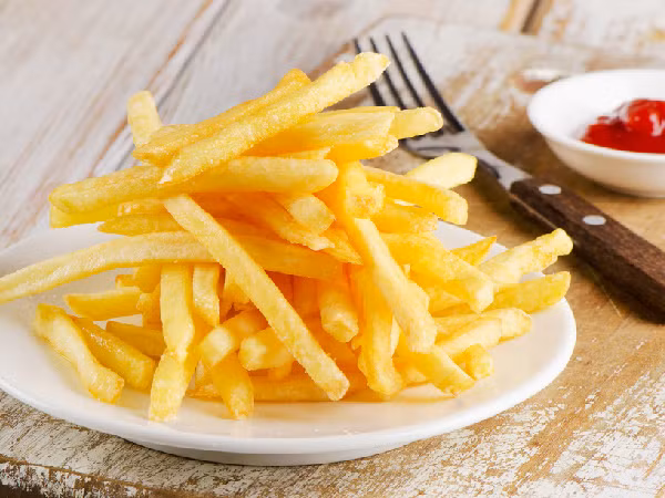 Khoai tây chiên là thực phẩm có thể gây bệnh tim. Chúng chứa đầy carbohydrate, chất béo và natri có thể tăng lượng đường trong máu của bạn. Ăn hàng ngày sẽ làm tăng cân và tích tụ chất béo trong động mạch, dẫn đến tắc nghẽn tim. Ảnh: Boldsky.