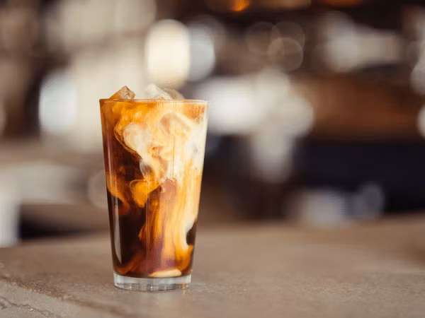 Các loại cà phê pha trộn được với xi-rô, đường, kem và các phụ gia khác chứa đầy calo và chất béo. Điều này làm quá tải lượng đường trong máu dẫn đến bệnh tiểu đường và các bệnh tim mạch.