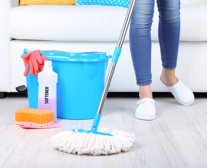 Trước khi bạn lau rửa sàn nhà, hãy thêm một ít nước xả vải vào trong nước để sàn nhà sạch sẽ trong một khoảng thời gian dài hơn.