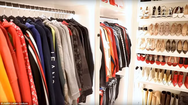 Đâu chỉ giày sneaker, Kris còn thích mặc áo hoodie vì cho rằng đây là item thoải mái, tiện lợi lại trẻ trung nữa.