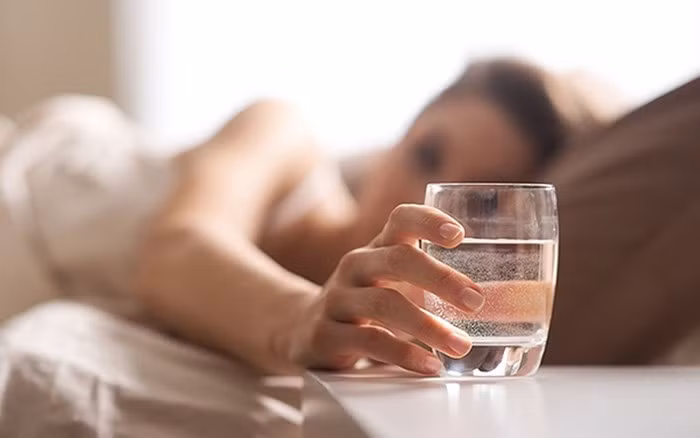 Uống thêm nước: Thận của bạn có trách nhiệm loại bỏ axit uric trong máu khi đi tiểu. Nhưng khi bạn uống quá ít nước, chúng không thể hoạt động hiệu quả, dẫn đến tích tụ acid uric trong máu theo thời gian. Vì vậy, uống nhiều nước hơn để làm sạch chất độc trong cơ thể. Thực tế, theo các nhà nghiên cứu tại UCLA Health, phụ nữ bị bệnh gout nên uống ít nhất 2,6 lít nước mỗi ngày, trong khi nam giới nên uống đến 3,5 lít.
