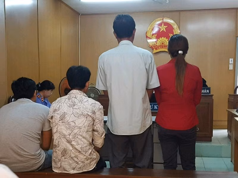 Bị cáo D. (áo đỏ) tại phiên tòa phúc thẩm. Ảnh: TV