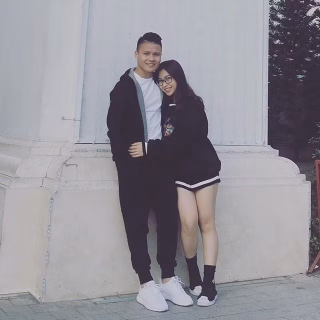 Chàng tiền vệ bảnh bao này chuộng trang phục thể thao, các phụ kiện màu đen-trắng.