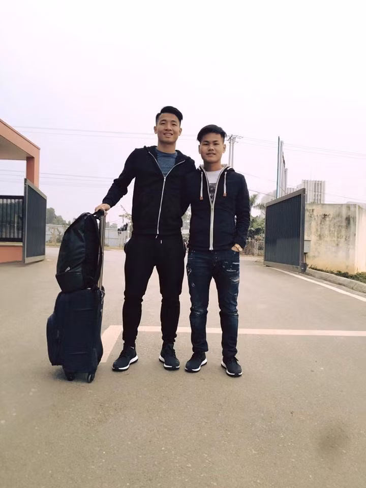 Gu thời trang giản dị của trung vệ Tiến Dũng khiến bao cô gái chết mê. Chàng trai 22 tuổi này khá chuộng đồ màu đen.