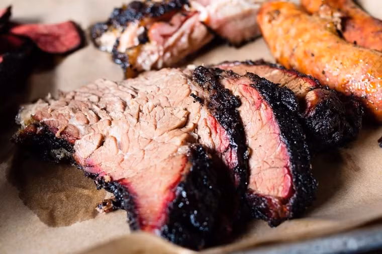 Bạn nên hạn chế ăn những loại thịt nướng BBQ vì nó là một trong những thực phẩm gây hại răng. Ảnh: Boldsky.