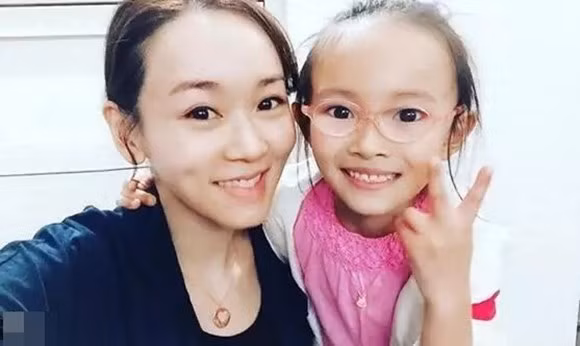 Hiện giờ, cuộc sống của Dương Tư Kỳ đã thoải mái hơn. Cô cũng giảm bớt công việc để bên con gái.