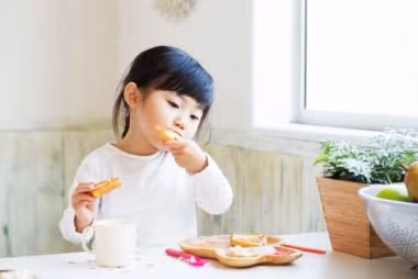  Trẻ em Nhật Bản có sức khỏe tốt hơn trẻ em ở nơi khác bởi chúng có chế độ ăn uống và sinh hoạt hết sức quy củ và hợp lý.