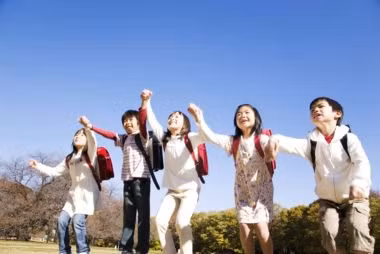 Một bí quyết để trẻ con ở Nhật khỏe mạnh là chúng thường hoạt động thể chất vừa phải hàng ngày. Các nhà nghiên cứu phát hiện ra rằng, Nhật Bản có tỷ lệ trẻ em đi bộ hoặc đi xe đạp rất cao.