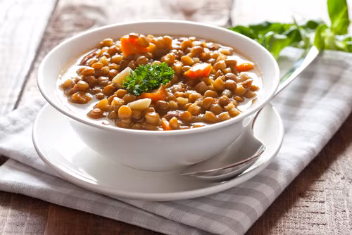 Súp đậu lăng rất nhiều protein, chất xơ , kẽm và ít béo. Bạn có thể thêm vào súp đậu lăng các thực phẩm khác hoặc dùng đậu lăng làm salad. Ảnh: Internet.