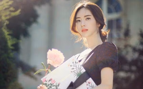 Phải nhớ, đến nơi đông người, bạn phải đủ đẹp, đủ nổi bật không chỉ để tự tin mà còn để chồng hãnh diện - Ảnh minh họa: Internet.