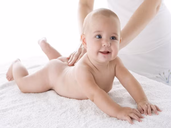 Trẻ nhỏ khi bắt đầu bước vào chế độ ăn dặm có thể ăn các món từ quả bơ. Trái bơ rất mềm, nhiều chất dinh dưỡng và lành tính.