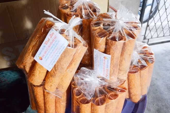 Bánh đa gấc Kẻ Sặt: Bánh đa gấc Kẻ Sặt là một đặc sản không thể bỏ qua khi đến Hải Dương. Nguyên liệu làm bánh gồm những nguyên liệu giản dị như gạo, đường, vừng, lạc, dừa thái mỏng và hương vị gừng tươi. Ảnh: Saigonamthuc.