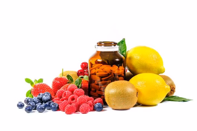 Vitamin C cải thiện hệ miễn dịch bằng cách giúp cơ thể tăng cường sản sinh các tế bào bạch cầu và kháng thể chống lại virus và vi khuẩn.
