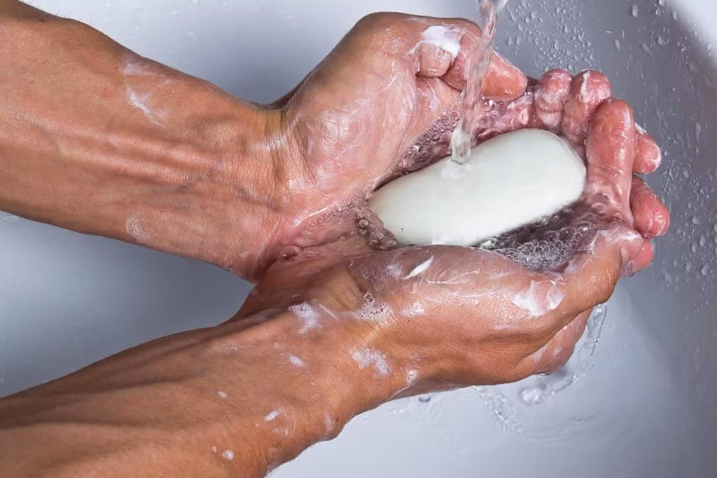 Nếu bạn không rửa tay đúng cách hay bạn không tắm sạch sẽ thì vi khuẩn có thể xâm nhập vào cơ thể và gây ra bệnh tật có thể làm giảm tuổi thọ của bạn.
